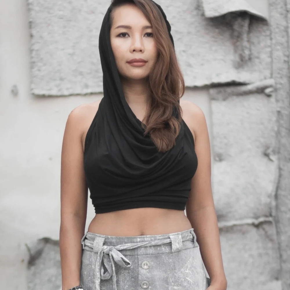 Thaluta Black Hooded Crop Top